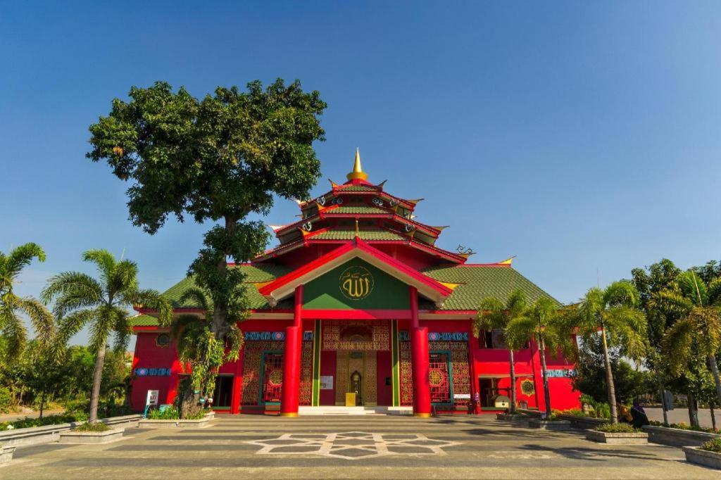 Grand Sumatera Hotel Сурабая Екстериор снимка