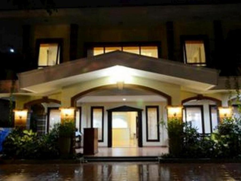 Grand Sumatera Hotel Сурабая Екстериор снимка
