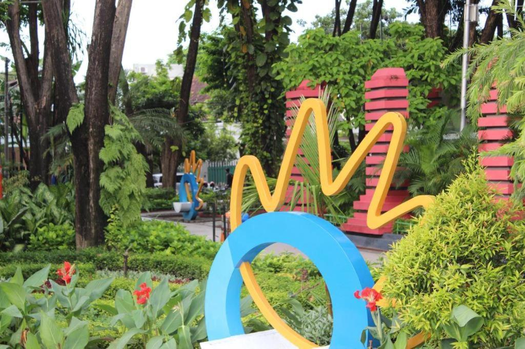Grand Sumatera Hotel Сурабая Екстериор снимка