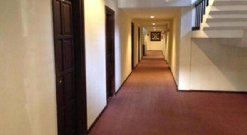 Grand Sumatera Hotel Сурабая Екстериор снимка