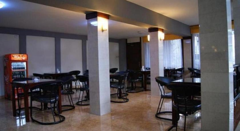 Grand Sumatera Hotel Сурабая Екстериор снимка