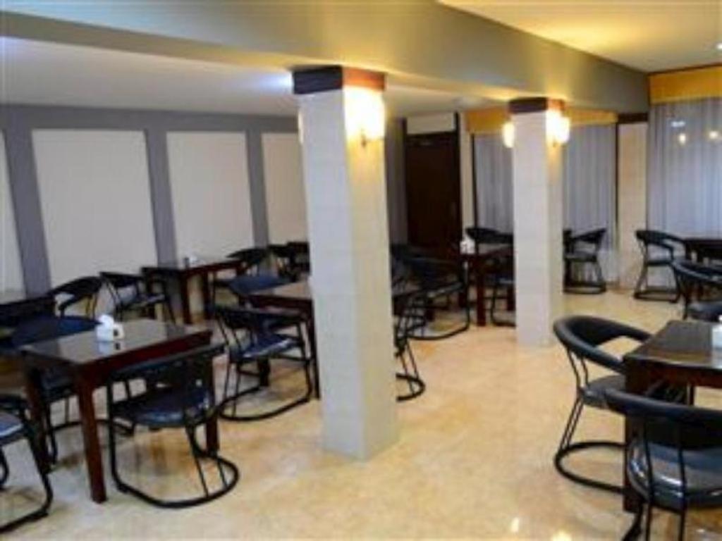 Grand Sumatera Hotel Сурабая Екстериор снимка