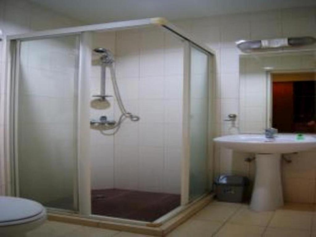 Grand Sumatera Hotel Сурабая Екстериор снимка