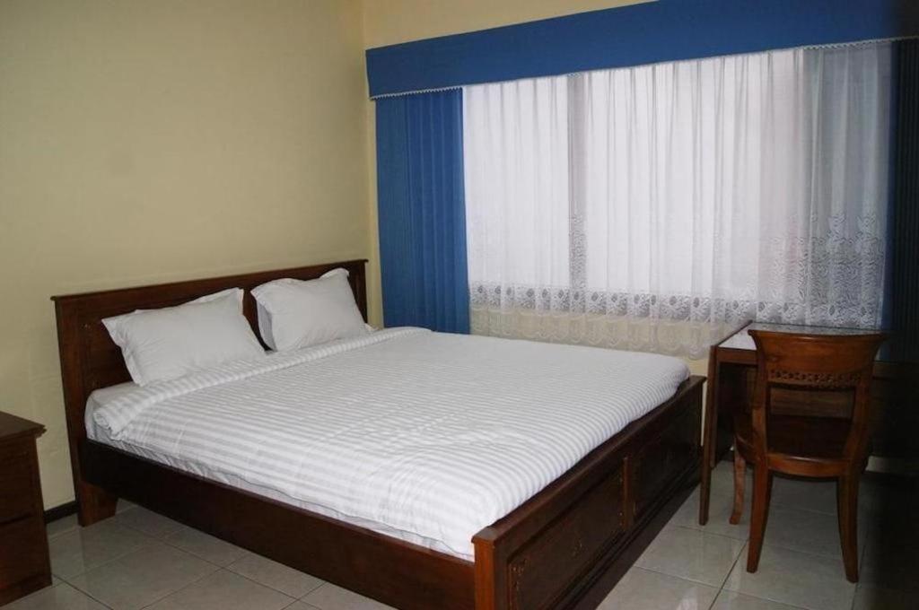Grand Sumatera Hotel Сурабая Екстериор снимка
