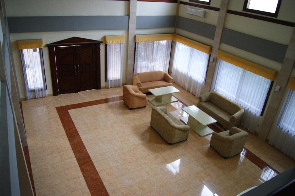 Grand Sumatera Hotel Сурабая Екстериор снимка