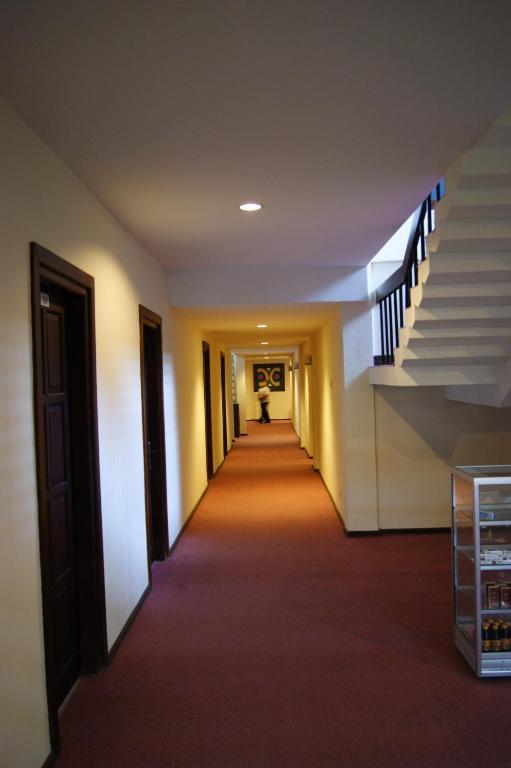Grand Sumatera Hotel Сурабая Екстериор снимка