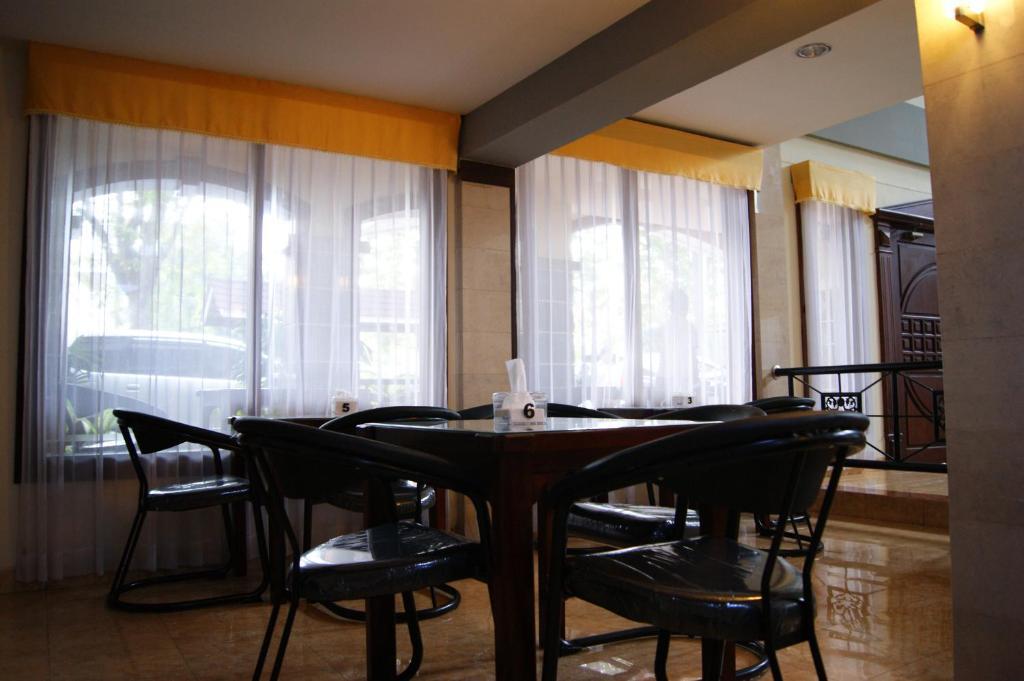 Grand Sumatera Hotel Сурабая Екстериор снимка