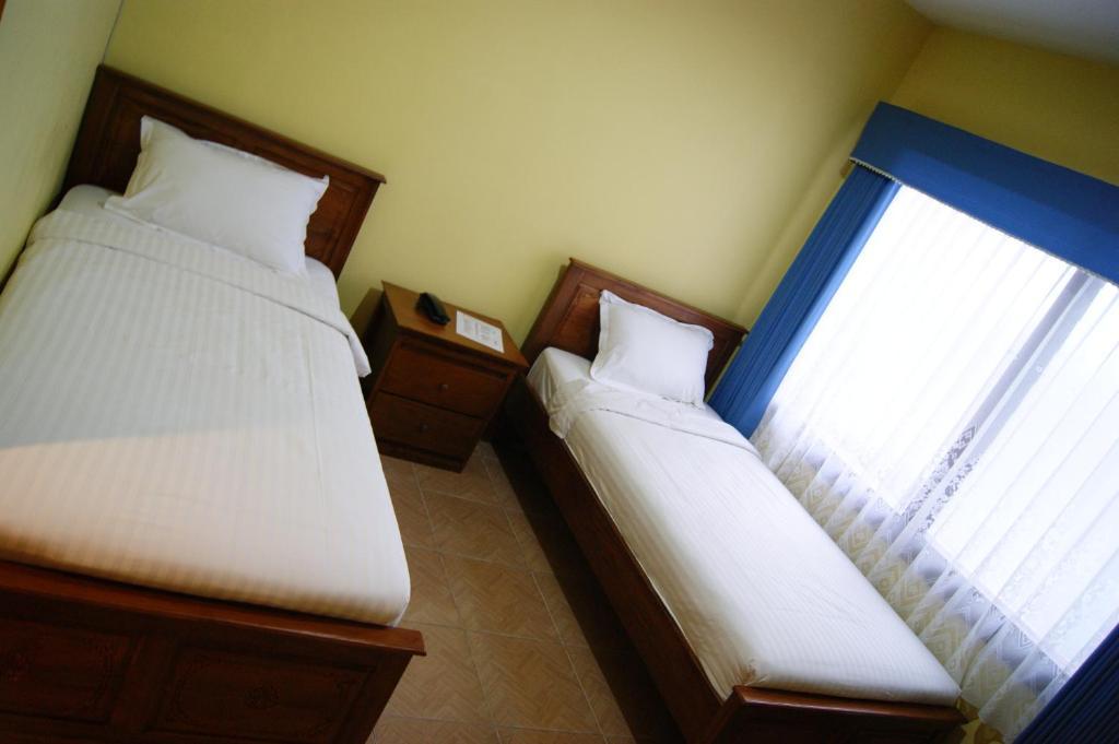 Grand Sumatera Hotel Сурабая Екстериор снимка