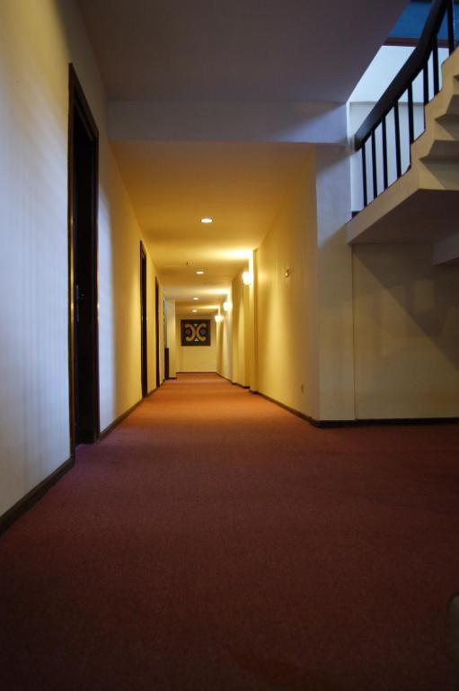Grand Sumatera Hotel Сурабая Екстериор снимка