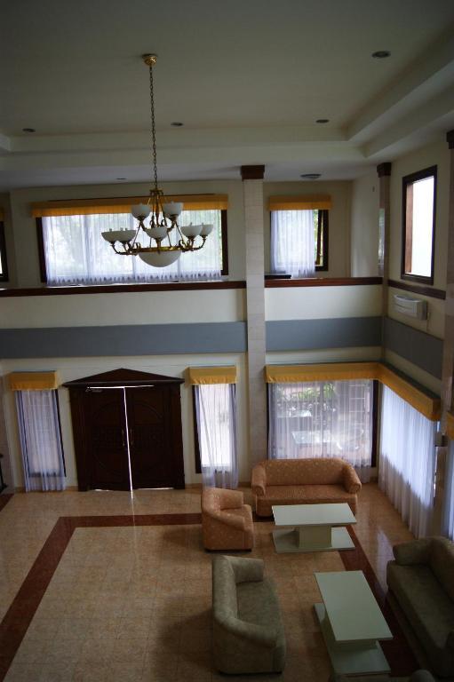 Grand Sumatera Hotel Сурабая Екстериор снимка
