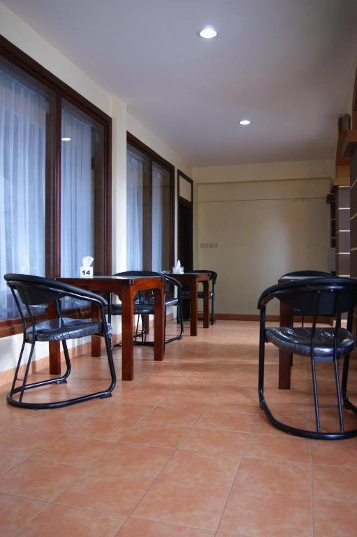 Grand Sumatera Hotel Сурабая Екстериор снимка
